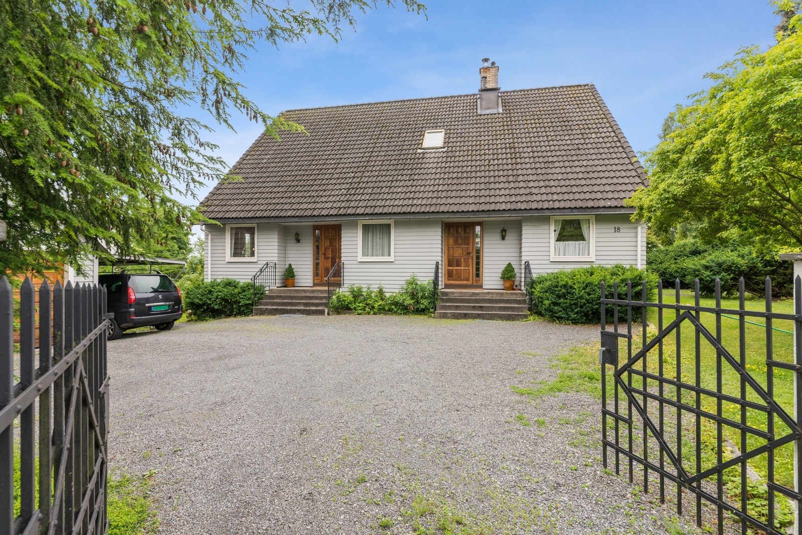 Gårdsplass. Galleribilde