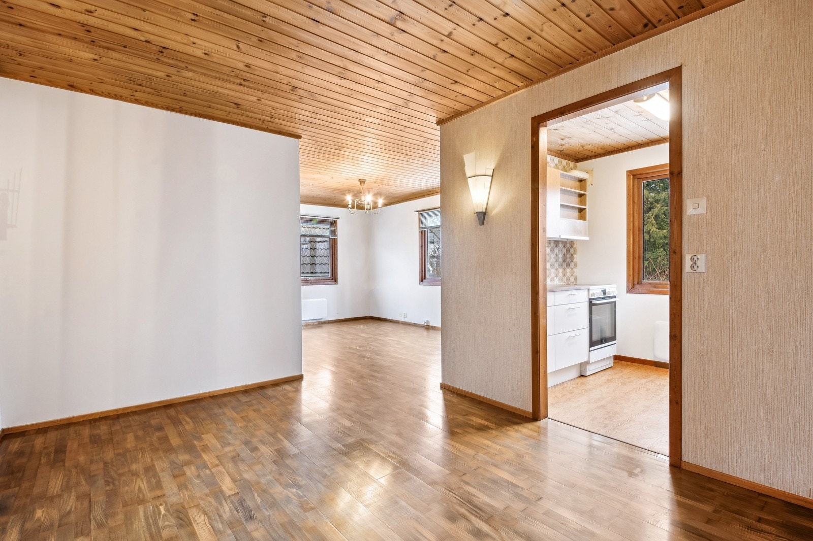 Romslig stue som er nymalt. Galleribilde