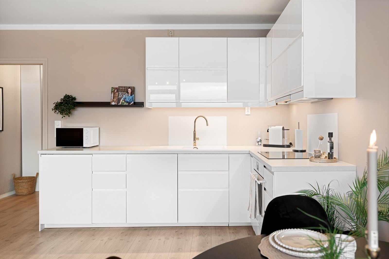 Praktisk og pent kjøkken med godt med oppbevaringsplass Galleribilde