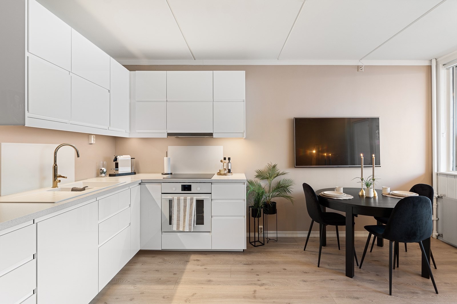 Flott kjøkken og spiseplass Galleribilde