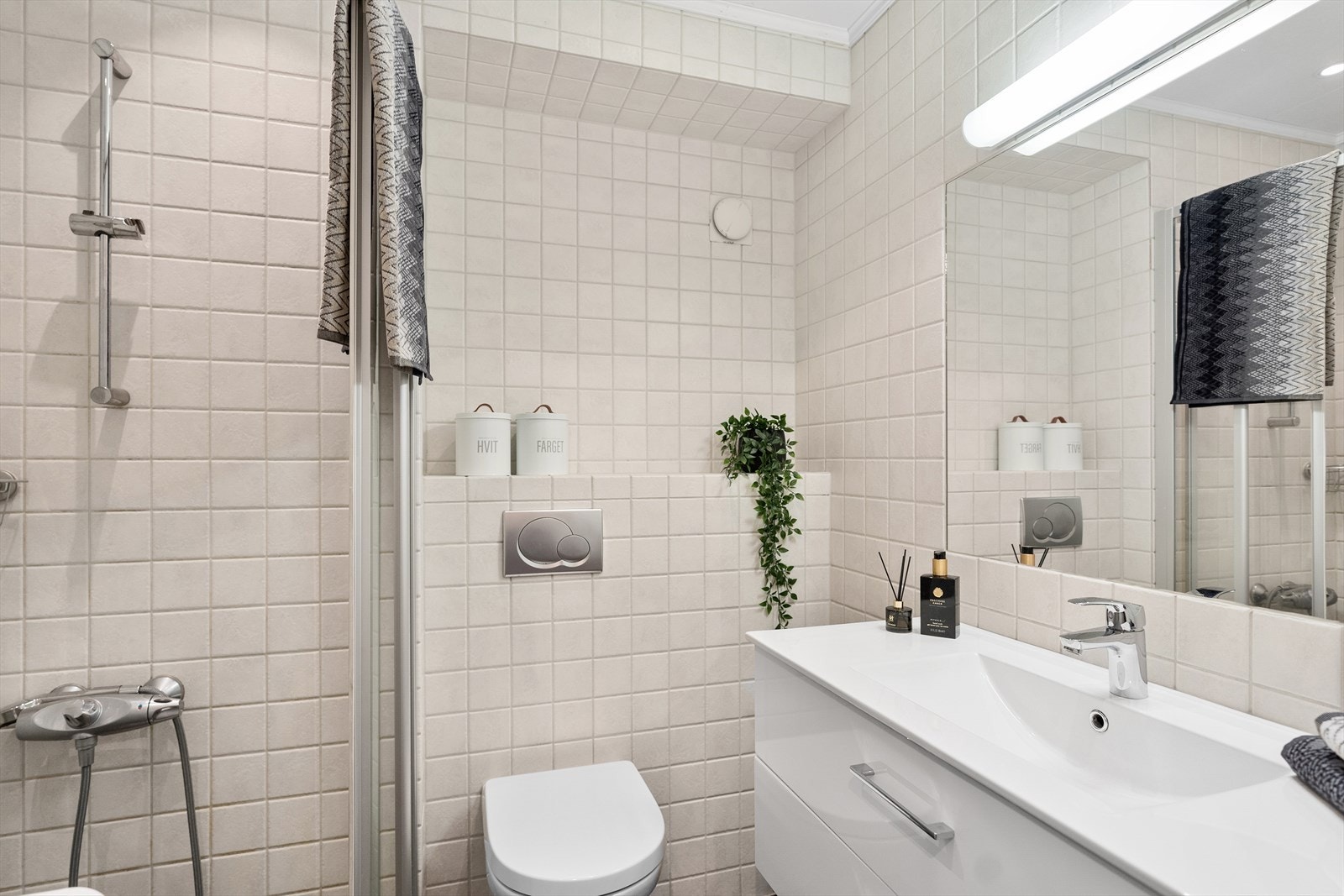 Lyst og fint bad med fliser og varmekabler i gulv Galleribilde