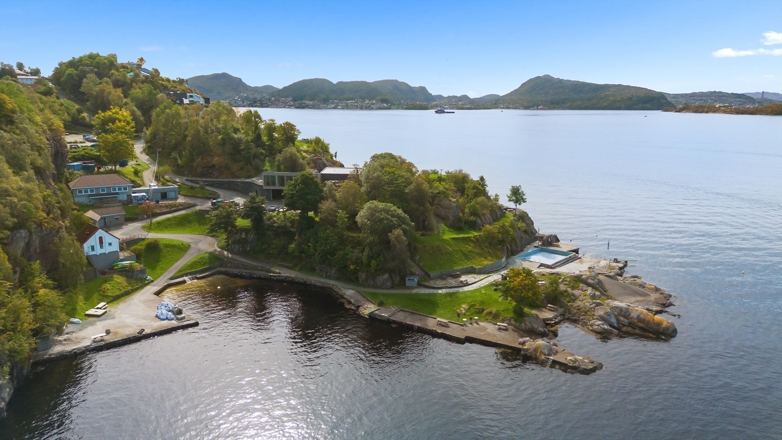 Helleneset badeplass like nedenfor. Yndet sted om sommeren. Galleribilde