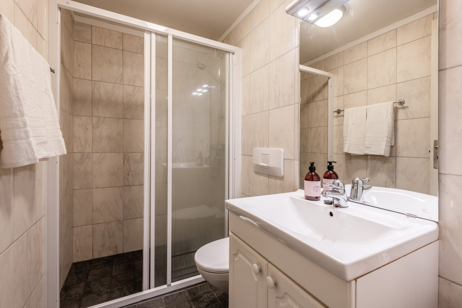 Badet har behagelige toner og stor dusj Galleribilde