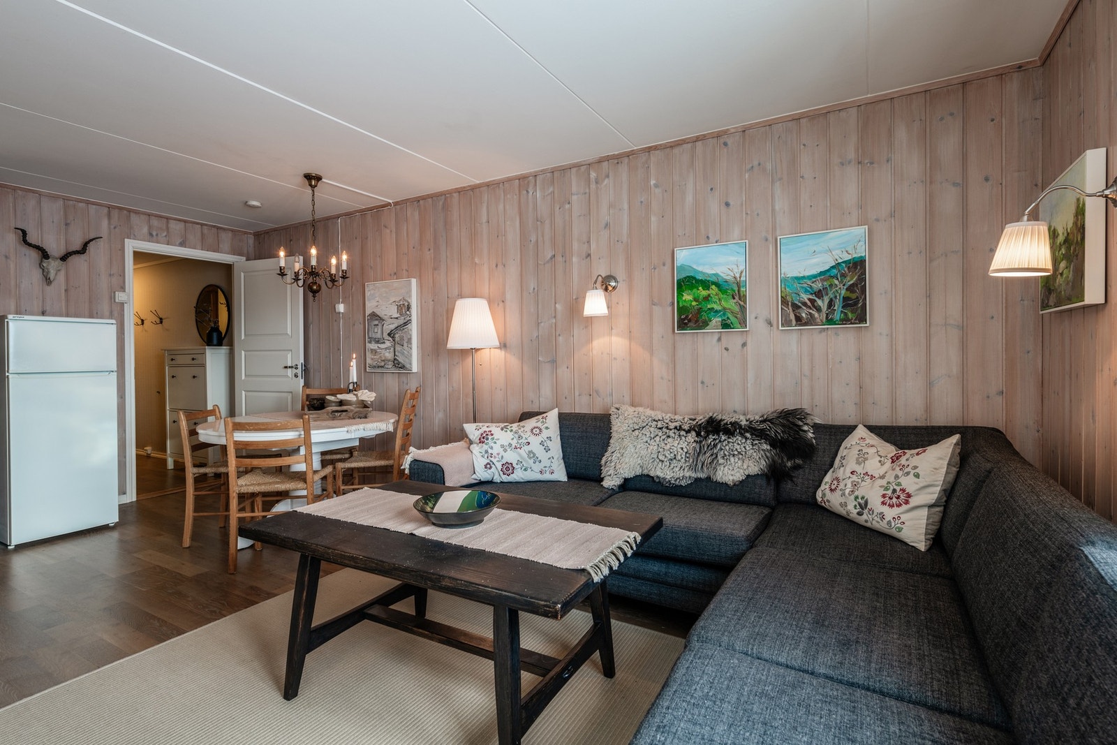 Mye tepper i en varm sofakrok - perfekt etter en fin dag i fjellet Galleribilde