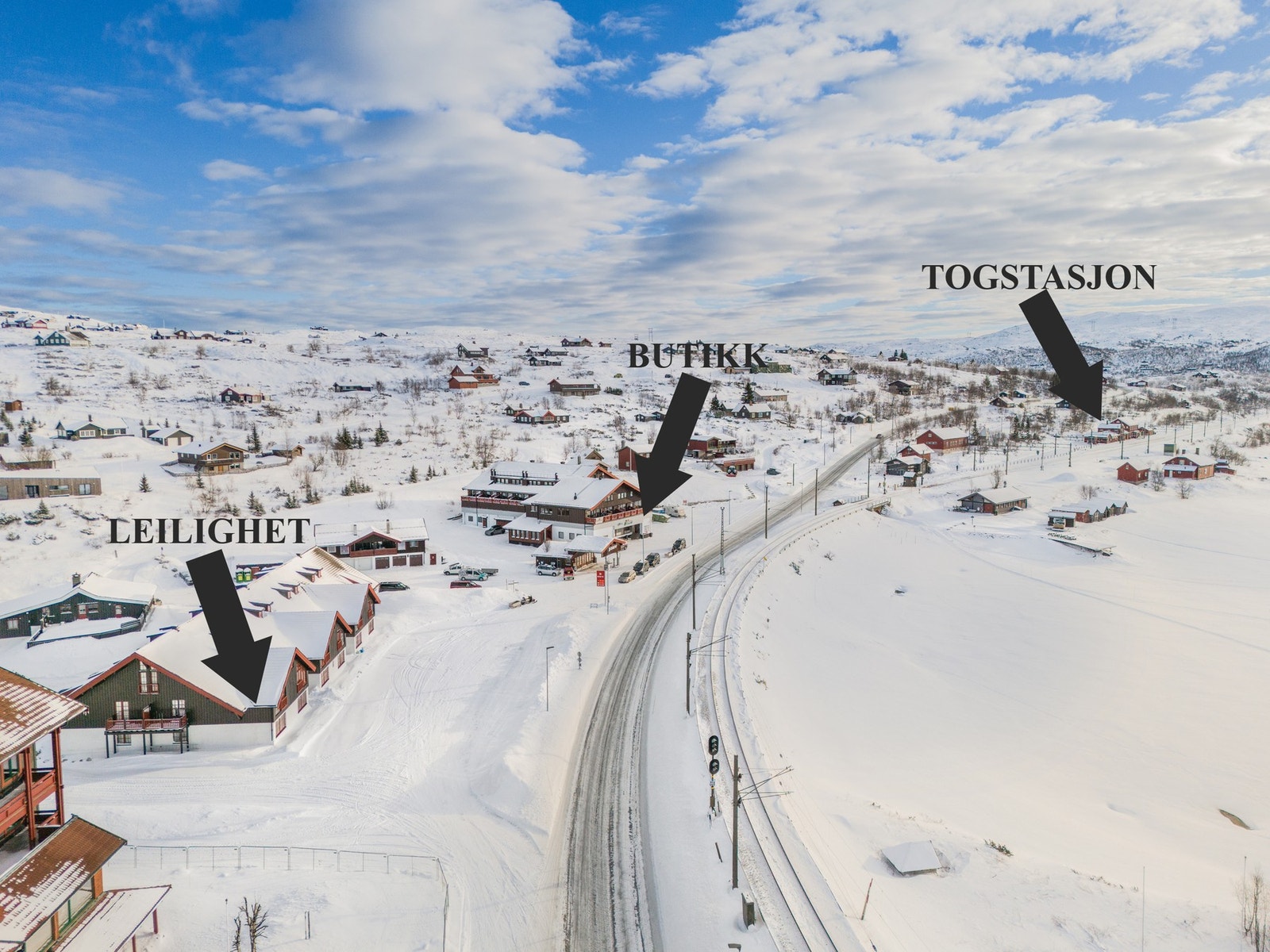 Kun et steinkast fra leiligheten ligger Joker nærbutikk og Ustaoset togstasjon, med avganger fra både Oslo og Bergen Galleribilde