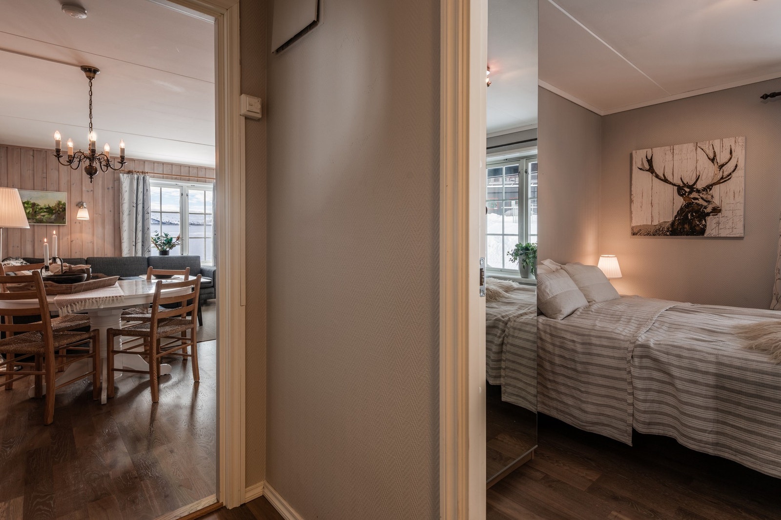 Fra gangen kommer man til ett av leilighetens to soverom Galleribilde