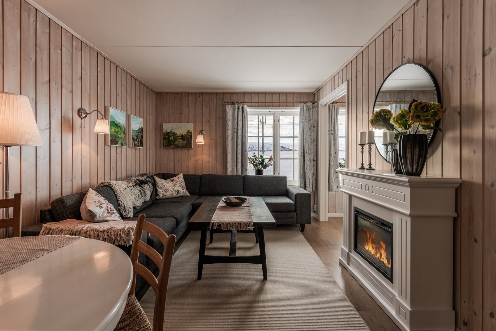 Her blir du møtt av varme toner, vakker utsikt og en koselig elektrisk peis Galleribilde