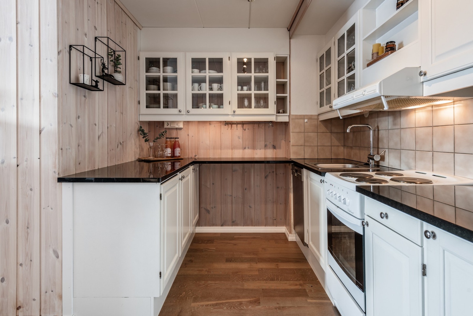 Leiligheten har et flott kjøkken med store benkeplater Galleribilde