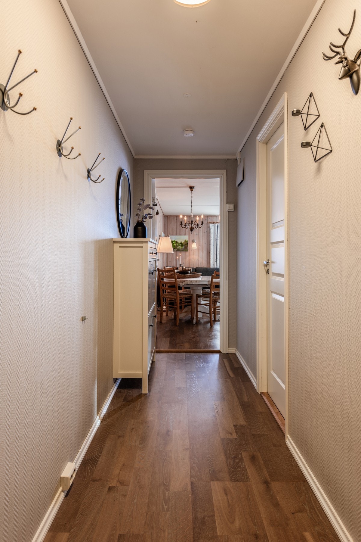 og knagger til alle varme jakker Galleribilde