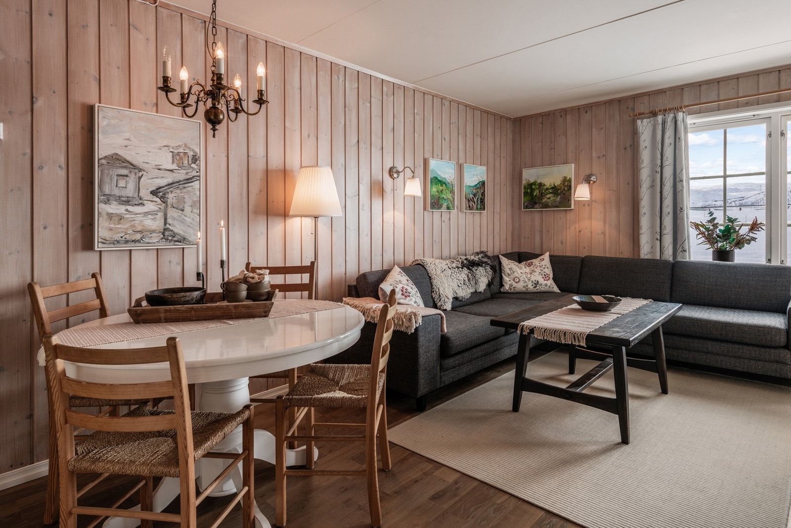 Følger du gangen kommer du til en koselig spisestue og stue Galleribilde