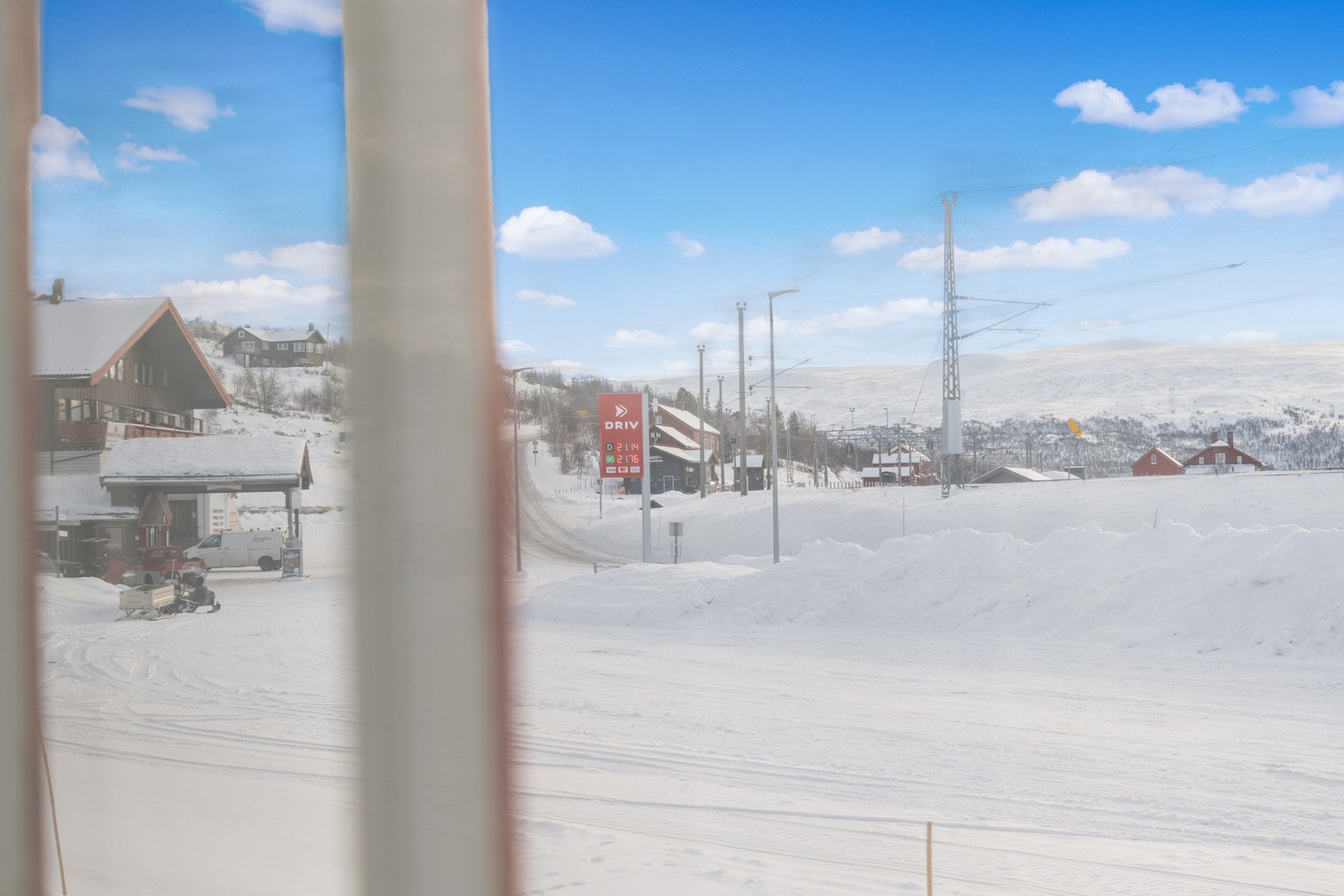 Nærbutikken ligger i gangavstand fra leiligheten, ellers er det ca. 10 minutter til Geilo sentrum med bil. Der finner man en koselig handlegate og et godt utvalg sports- og dagligvarebutikker Galleribilde