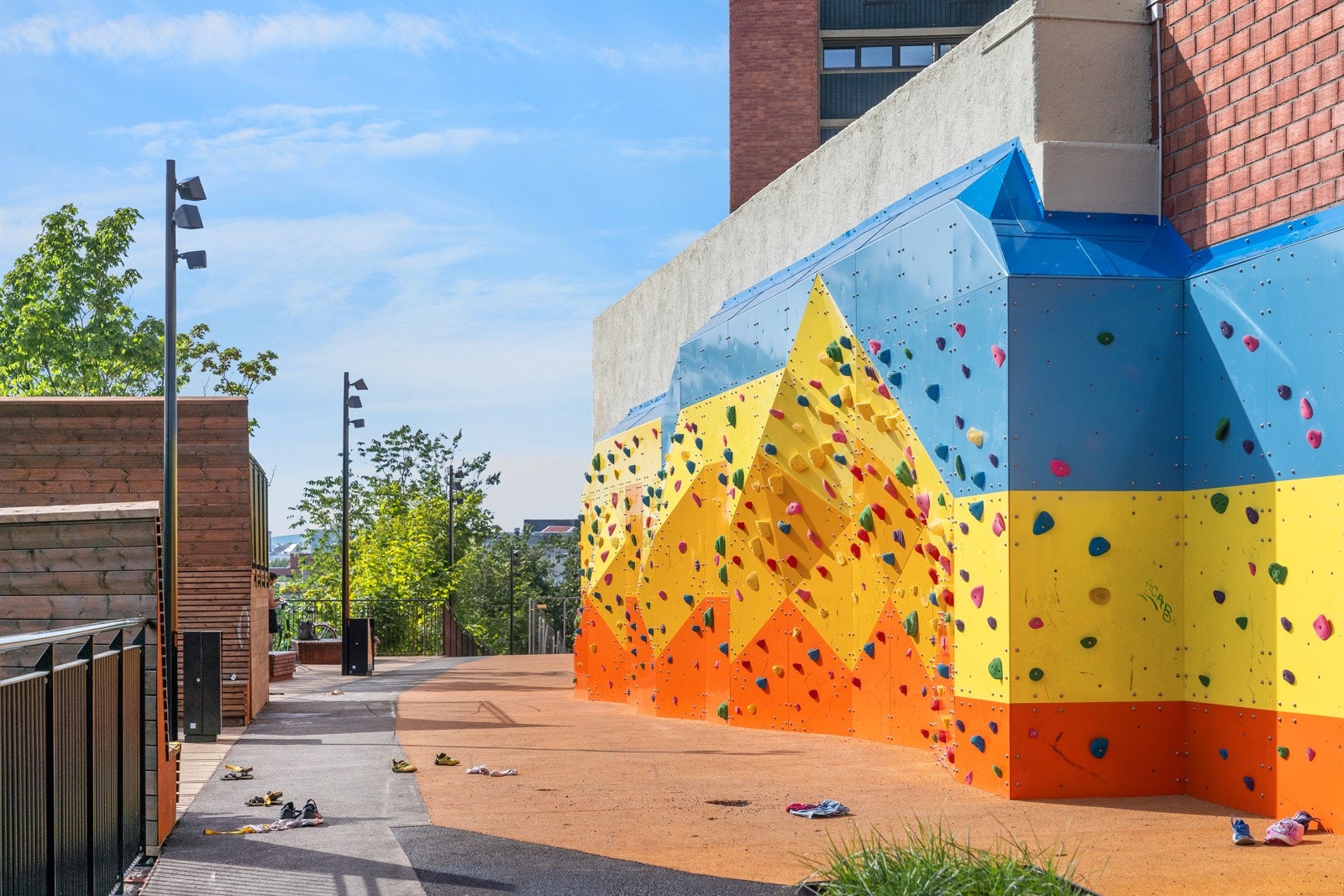 Enerhaugen buldrevegg byr på flere titalls meter med klatemuligheter for både liten og stor. Galleribilde