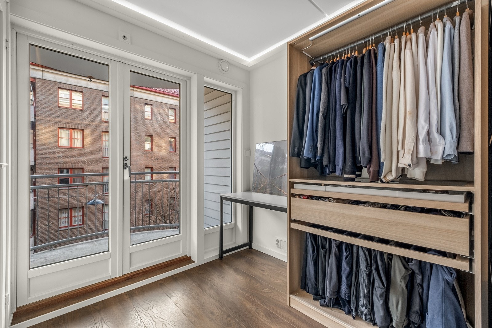 Store vindusflater sørger for godt med naturlig lys. Galleribilde