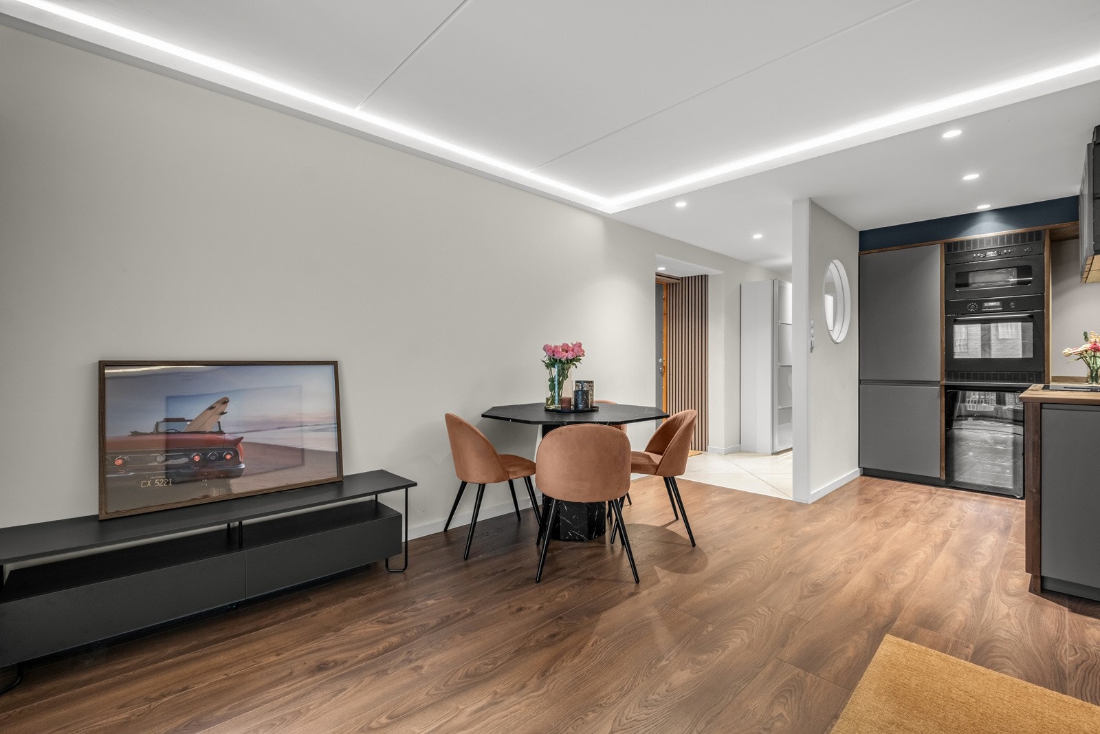 Leiligheten ble pusset opp i 2022 og holder god moderne standard. Galleribilde