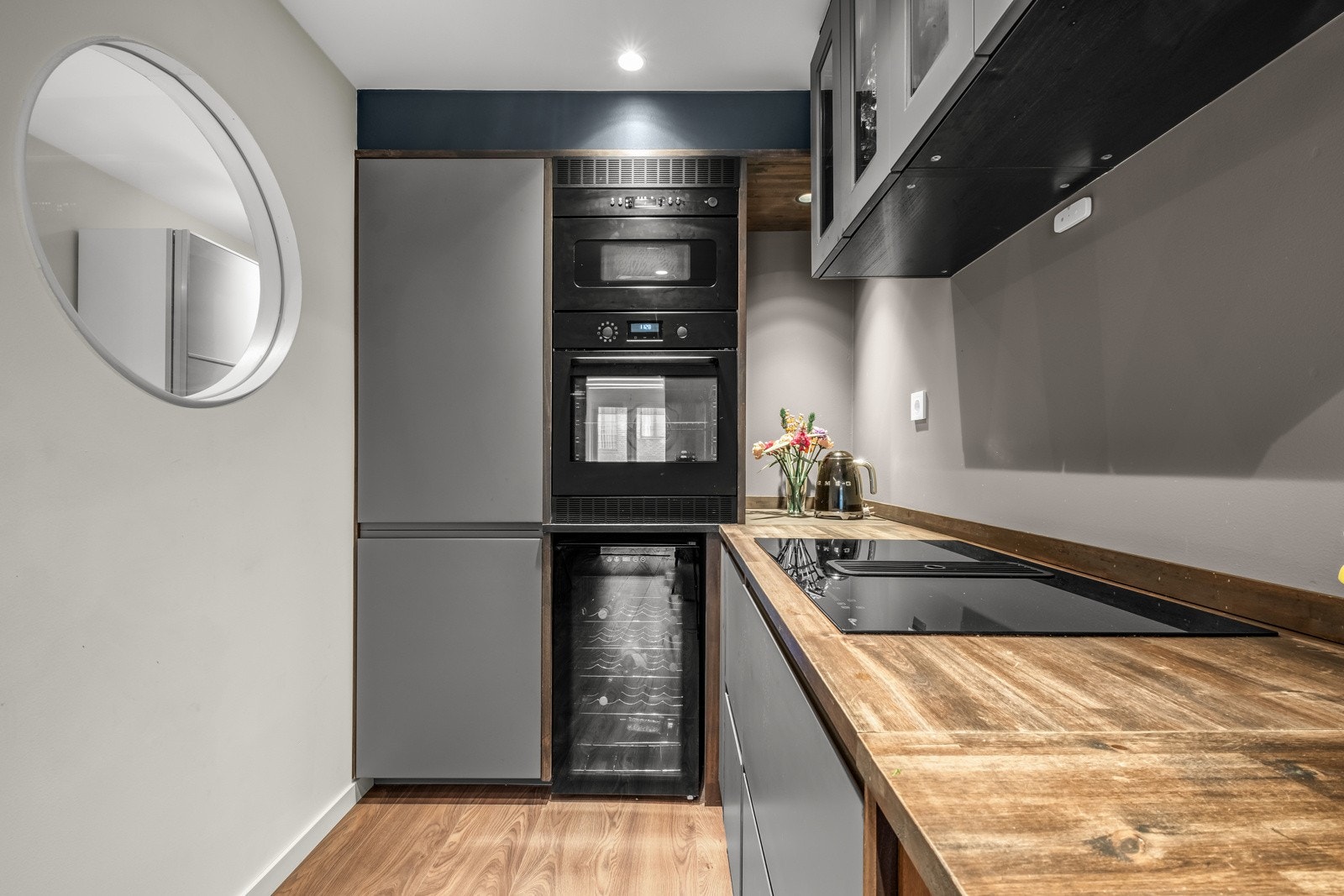 Kjøkkenet har integrerte hvitevarer som platetopp, stekeovn, mikroovn, vinskap, oppvaskmaskin og kombinert frys- og kjøleskap. Galleribilde