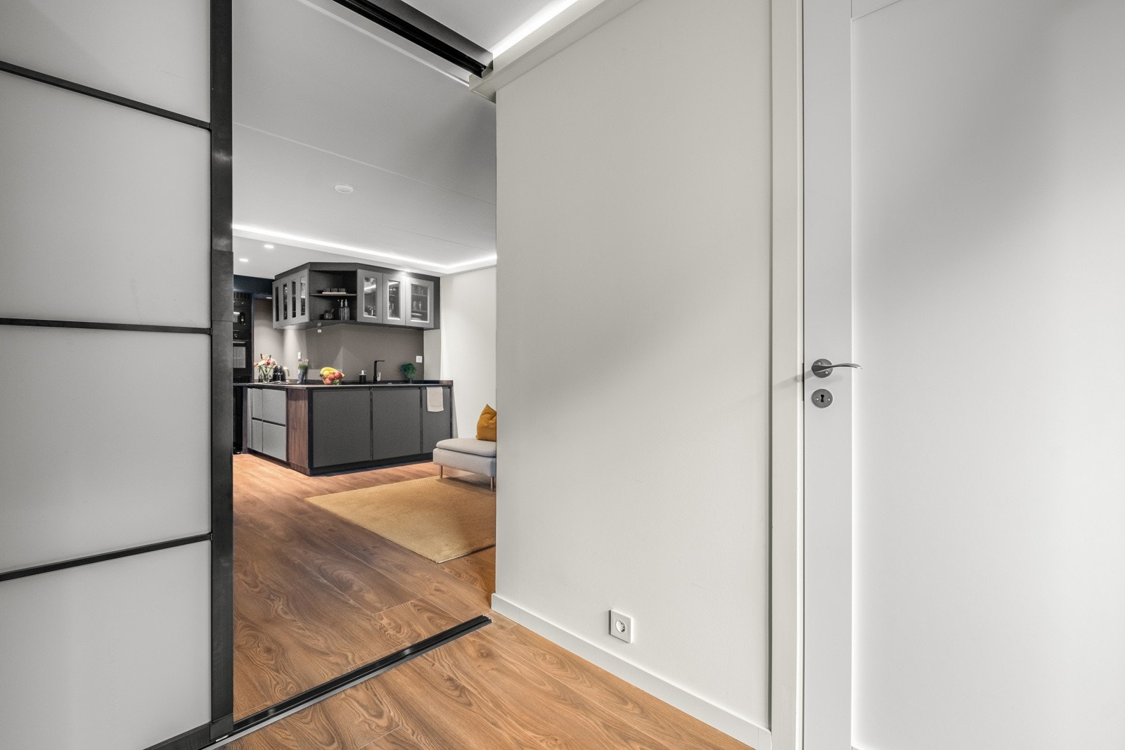 Leilighetens andre soverom har adkomst via stuen. Galleribilde