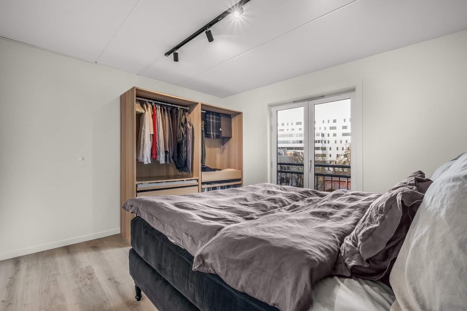 Den gode størrelsen sørger for god plass til oppbevaring i garderobeskap. Galleribilde