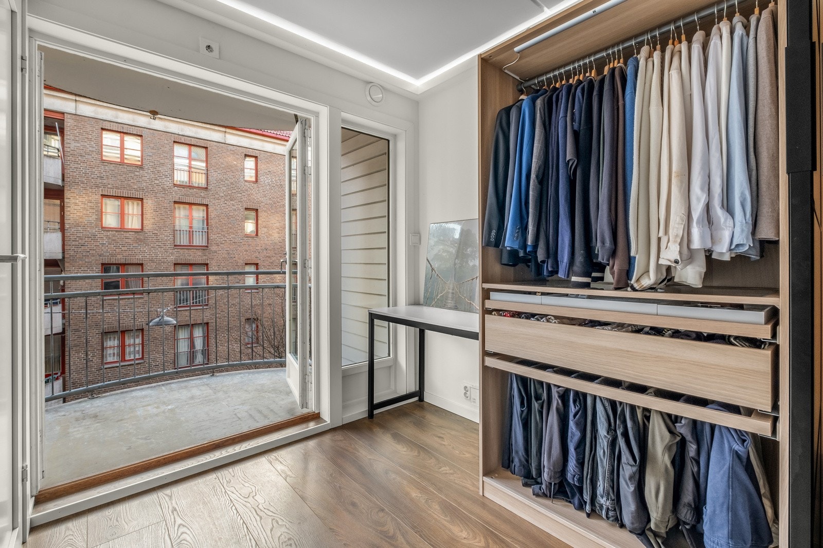 Herfra er det utgang til den sydøstvendte balkongen på 4m². Galleribilde