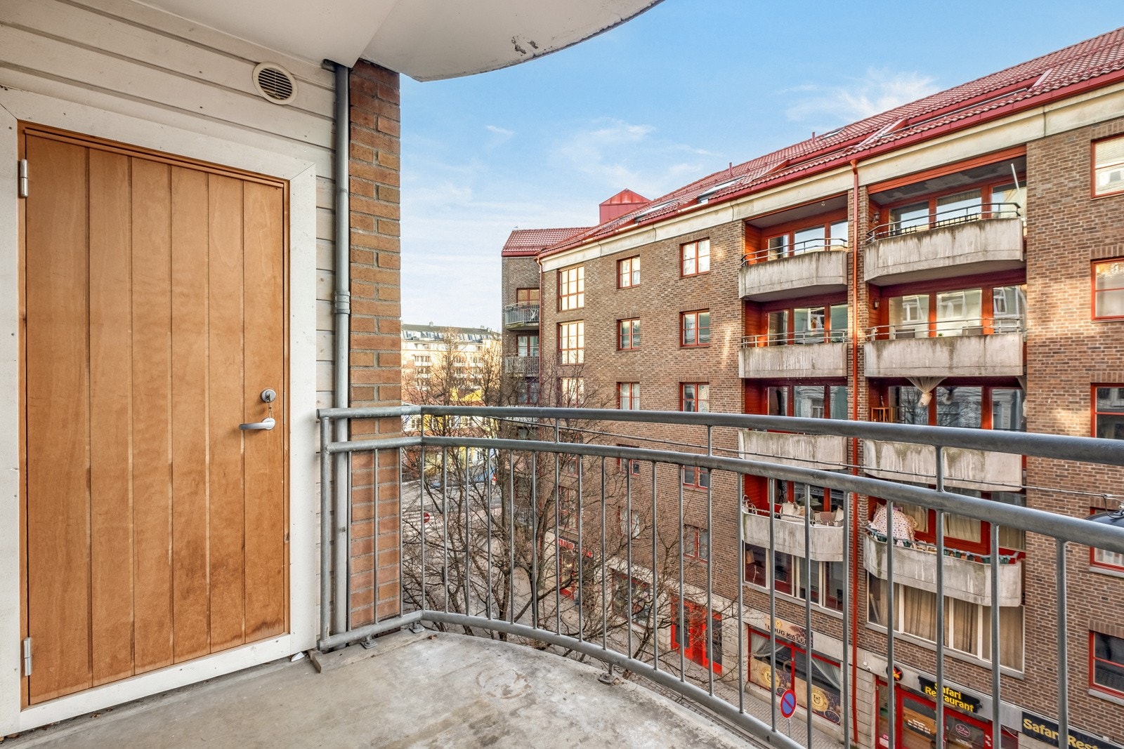 Via balkongen har man tilgang til en praktisk bod på ca. 2,5 m². Galleribilde