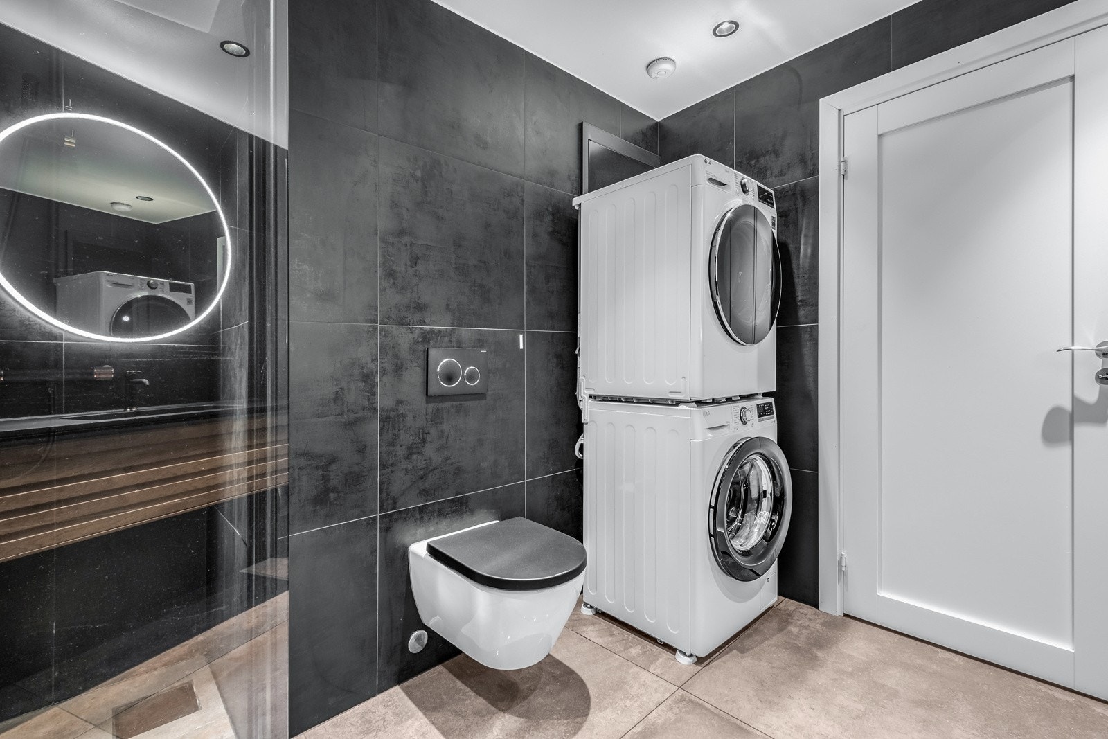 Det er plass til både vaskemaskin og tørketrommel. Galleribilde