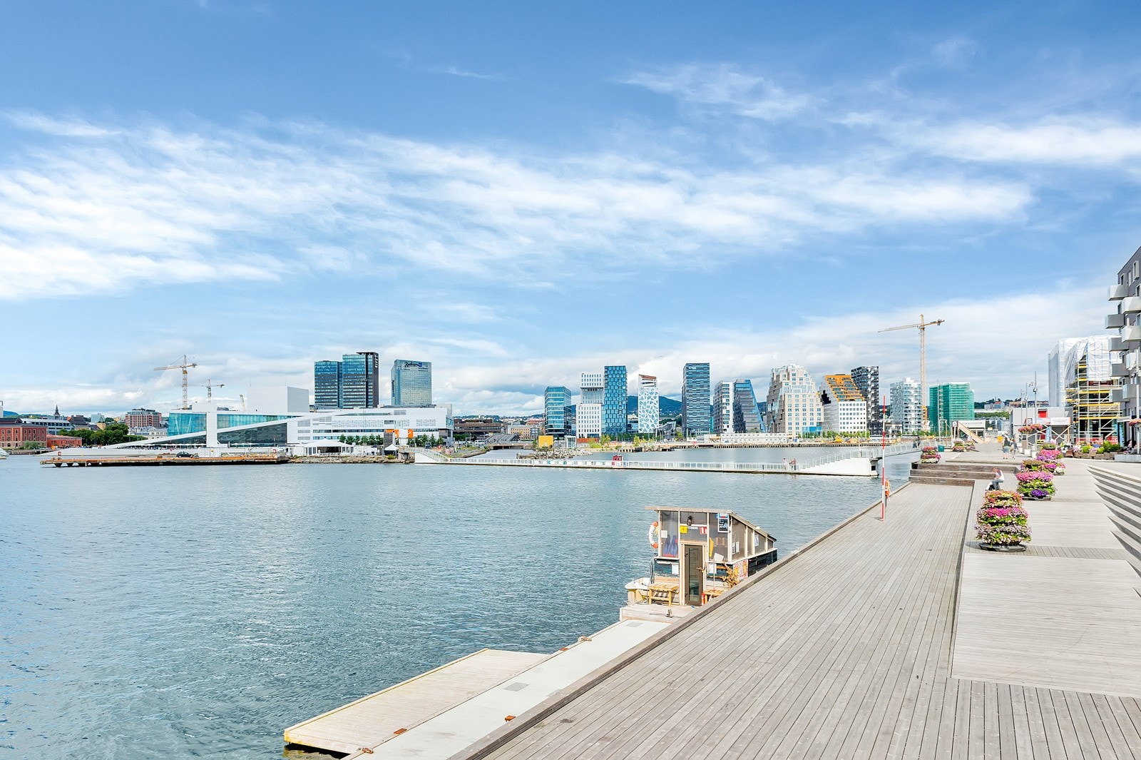 Kort vei til Sørenga med et rikt utvalg av spisesteder, samt populære Sørenga sjøbad. Galleribilde