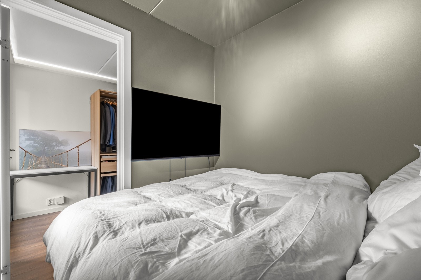 Rommet er malt i en behagelig fargetone. Galleribilde