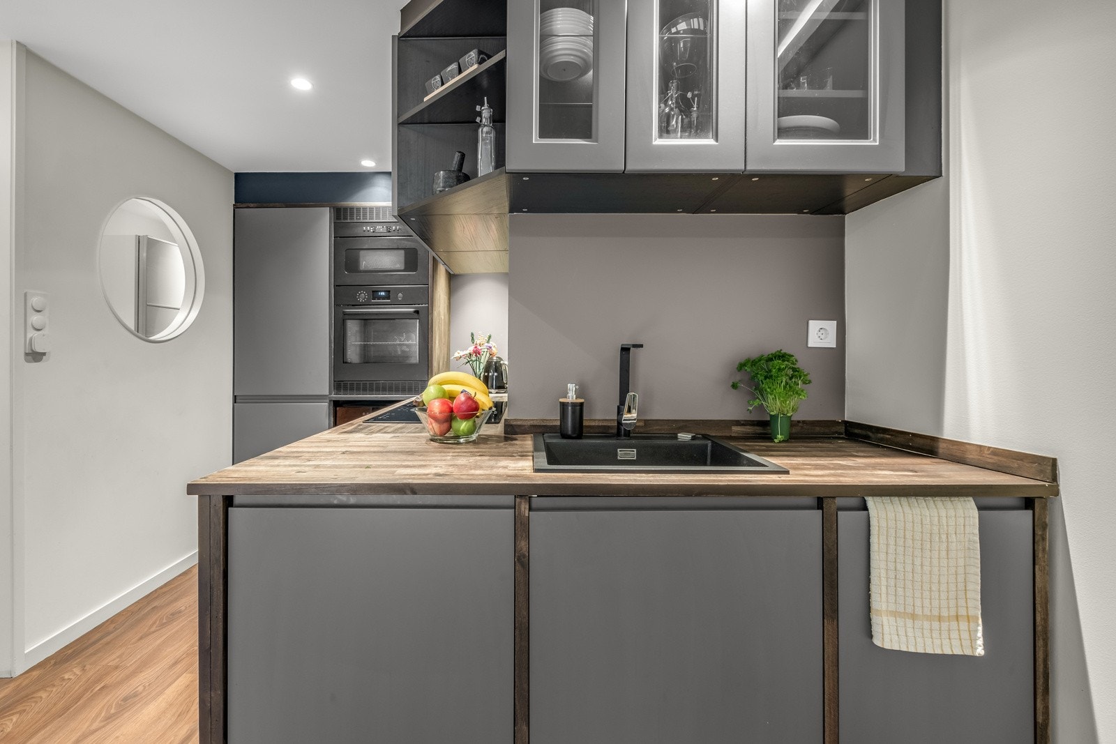 Det er rikelig med oppbevaringsplass i skuffer og skap. Galleribilde