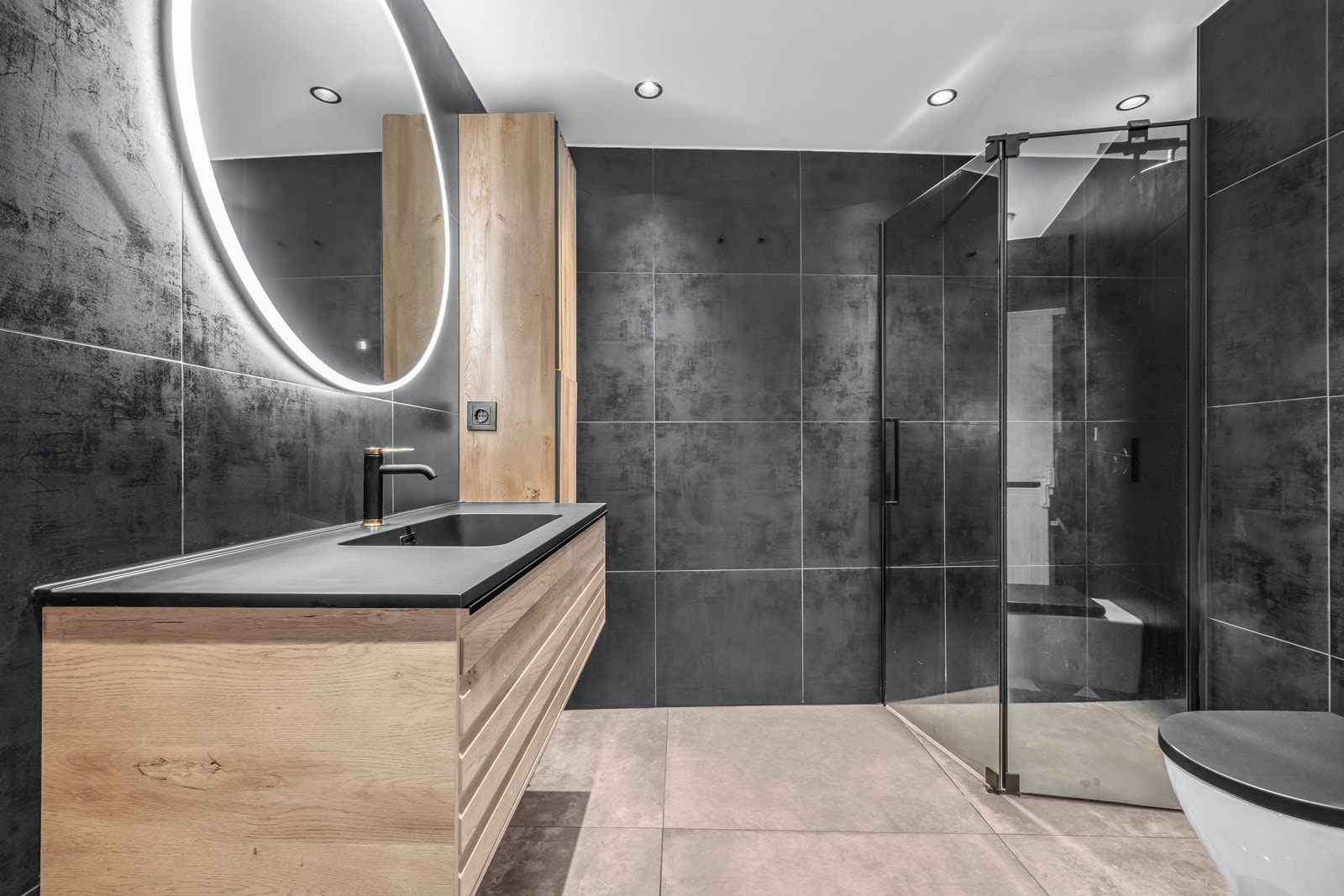 Moderne baderom fra 2022 med varme i gulvet. Galleribilde