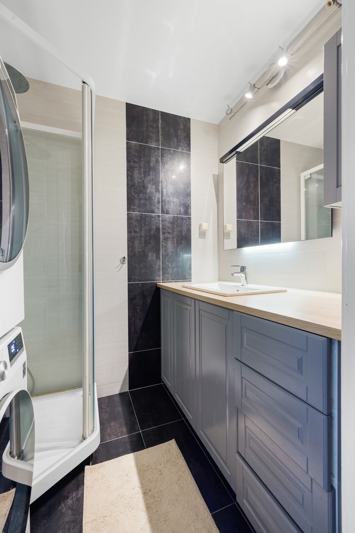 Pent flislagt bad fra 2015 med opplegg for vaskmaskin. Galleribilde