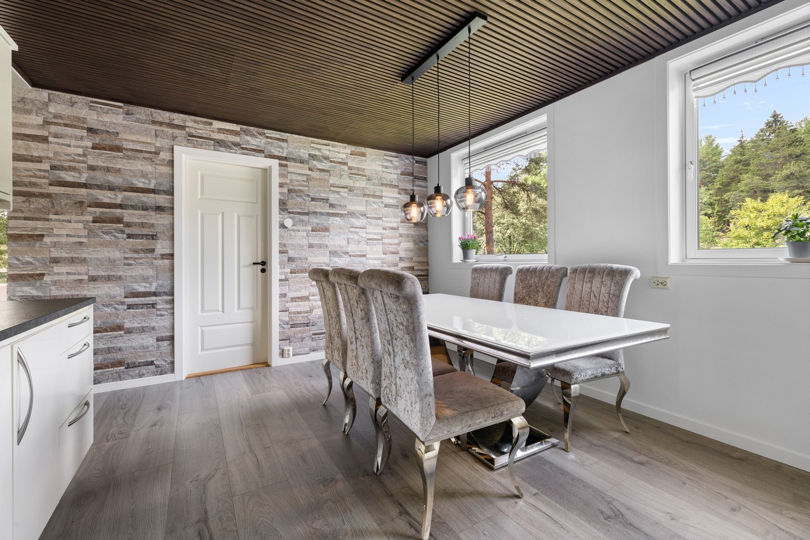 God plass til sittegruppe foran vinduene. Galleribilde