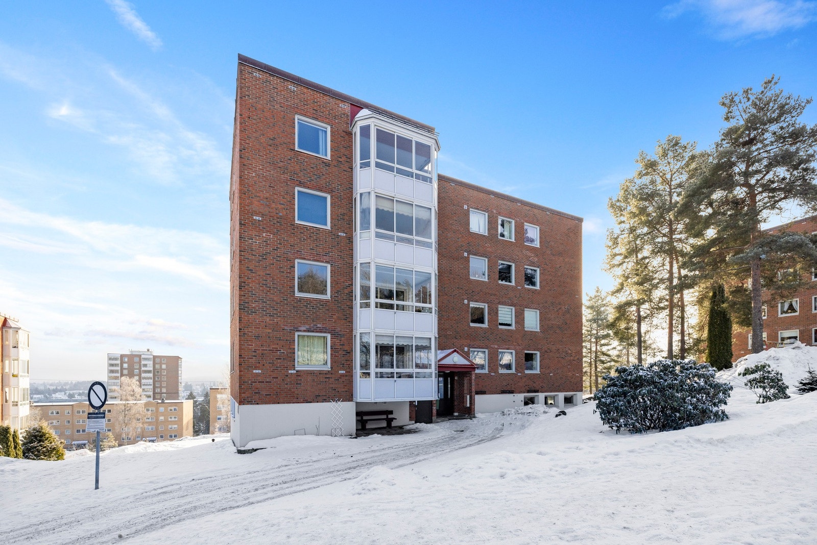 Leiligheten har en fin og attraktiv beliggenhet i et veletablert og populært boligområde på Karihaugen Galleribilde
