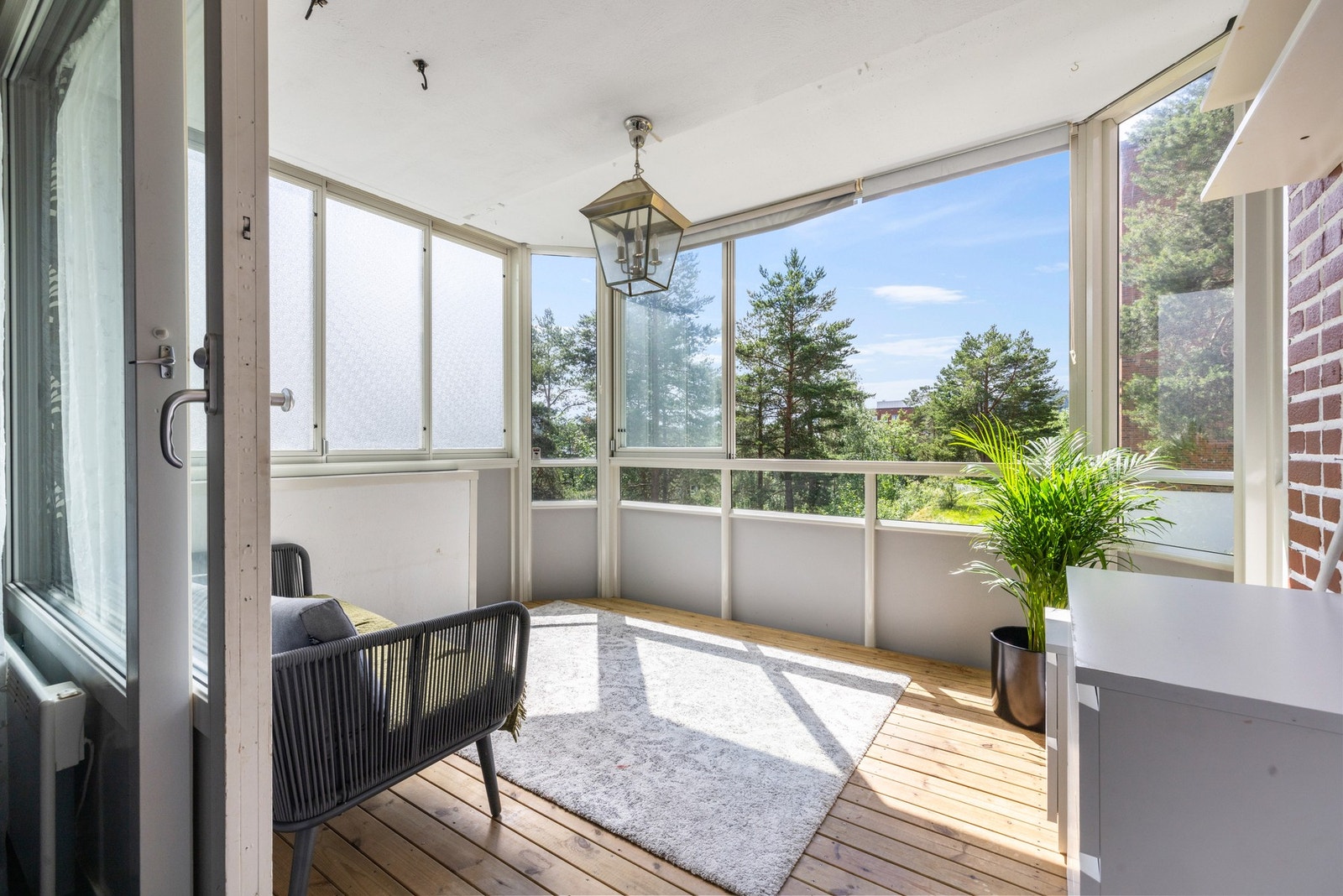 Innglasset, sydvendt balkong på ca. 9,4 m², som kan brukes hele året. Galleribilde