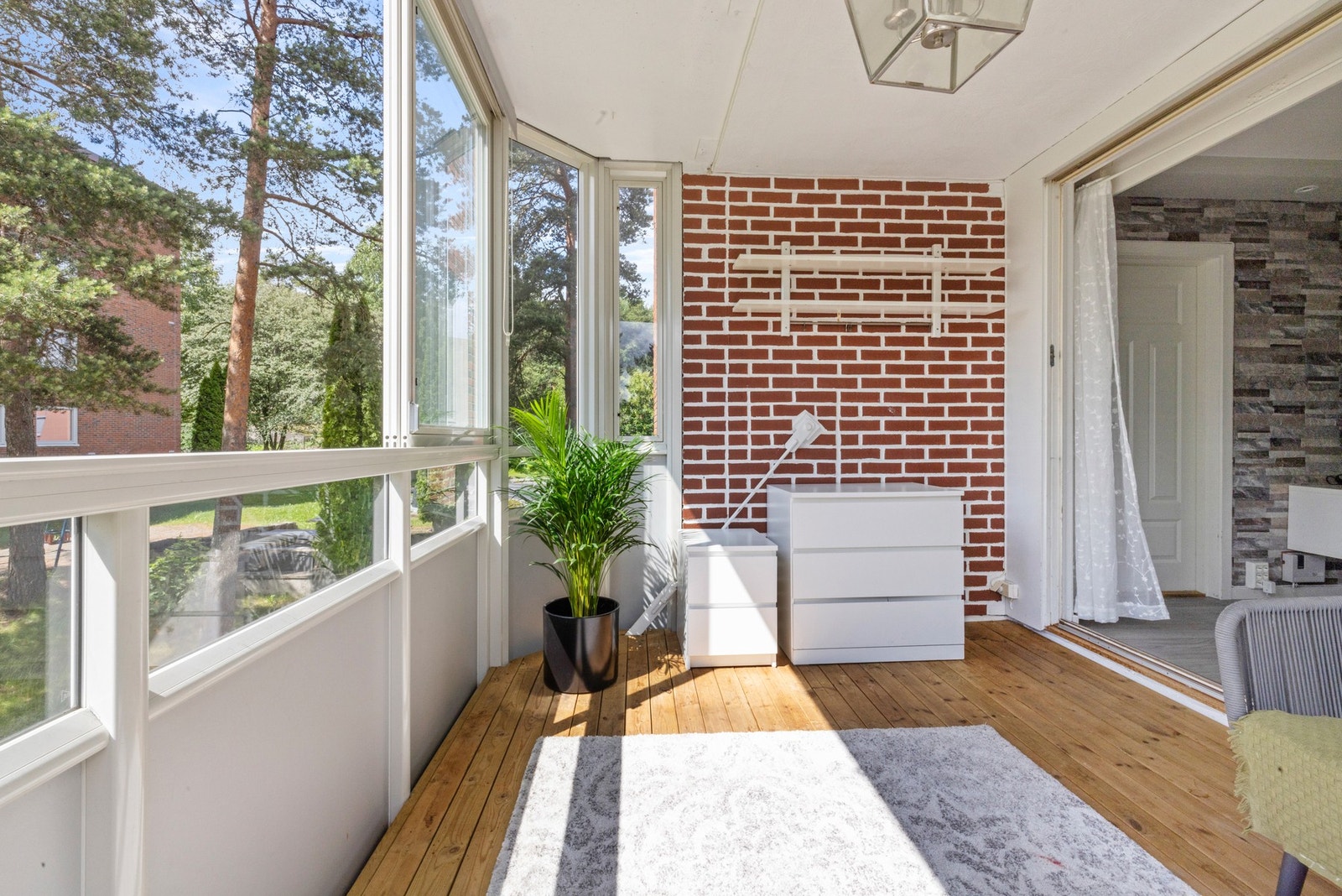Innglassingen kan enkelt flyttes til siden - perfekt for varme sommerdager. Galleribilde