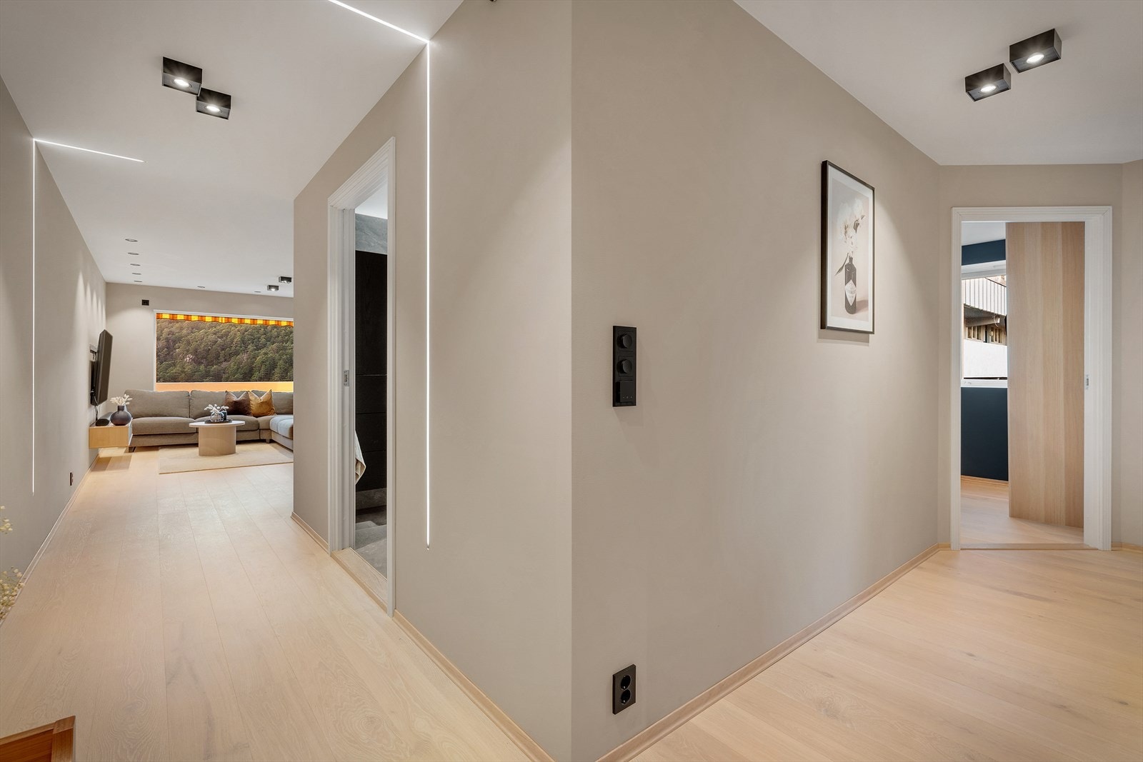 - Downlights i himling og led striper sørger for god belysning og et moderne uttrykk - Galleribilde