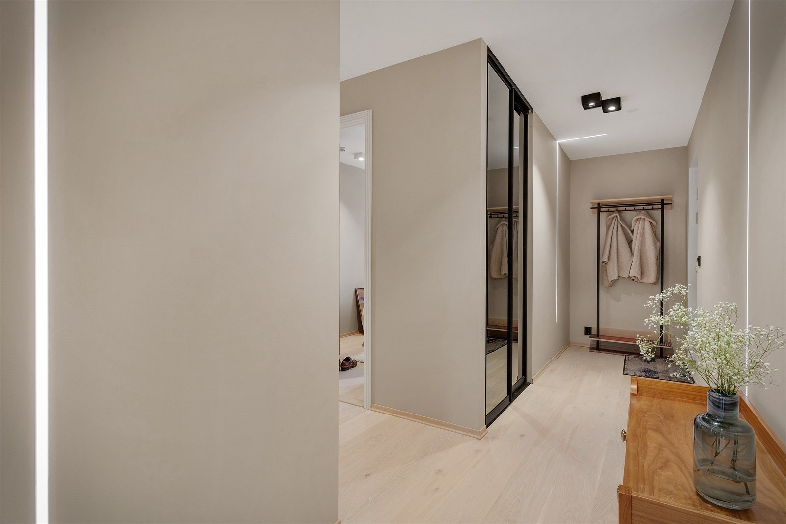 - Svært innbydende entré/gang på 14,2m² med plassbygd garderobeløsning - Galleribilde
