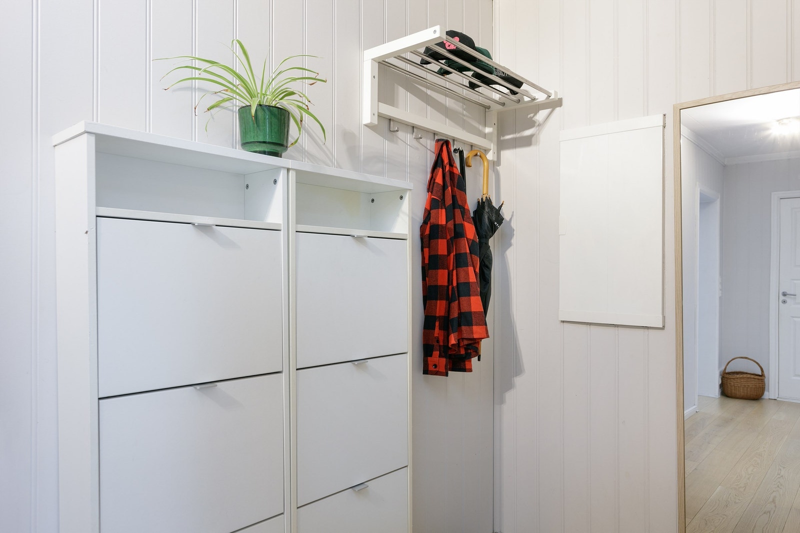 God plass til oppbevaring av sko og yttertøy i entreen Galleribilde