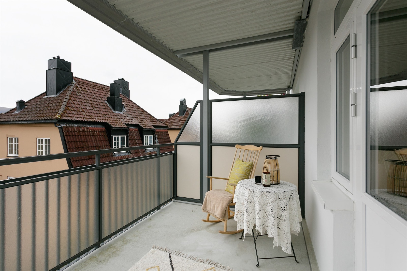 Overbygd balkong med levegger og utsikt mot syd Galleribilde