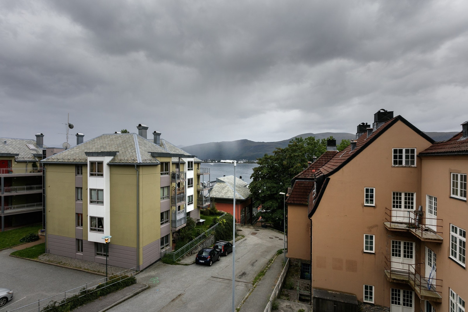 Utsikt fra balkongen mot Borgundfjorden Galleribilde