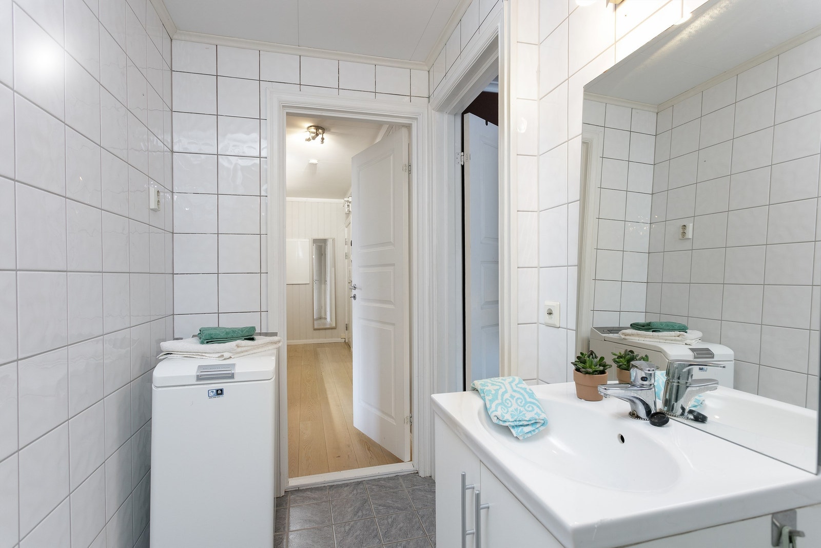 Opplegg for vaskemaskin på badet Galleribilde