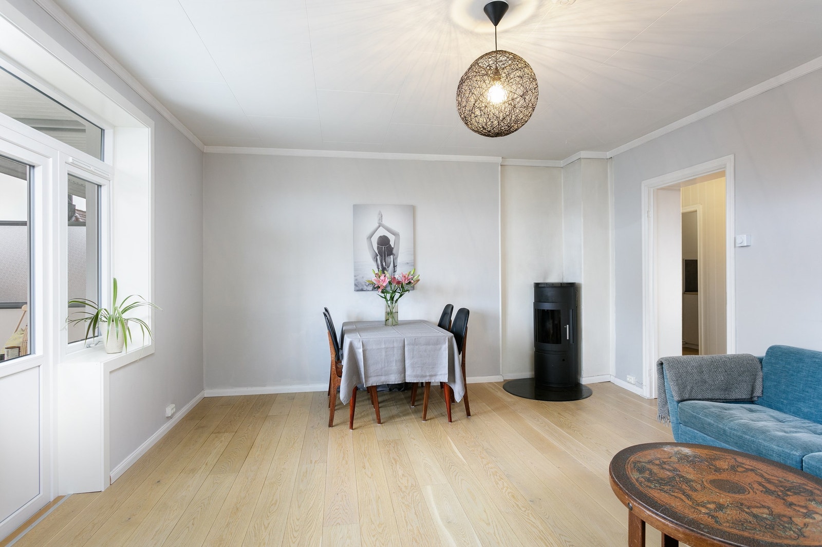 Stuen har plass til både sofagruppe og spisestue Galleribilde
