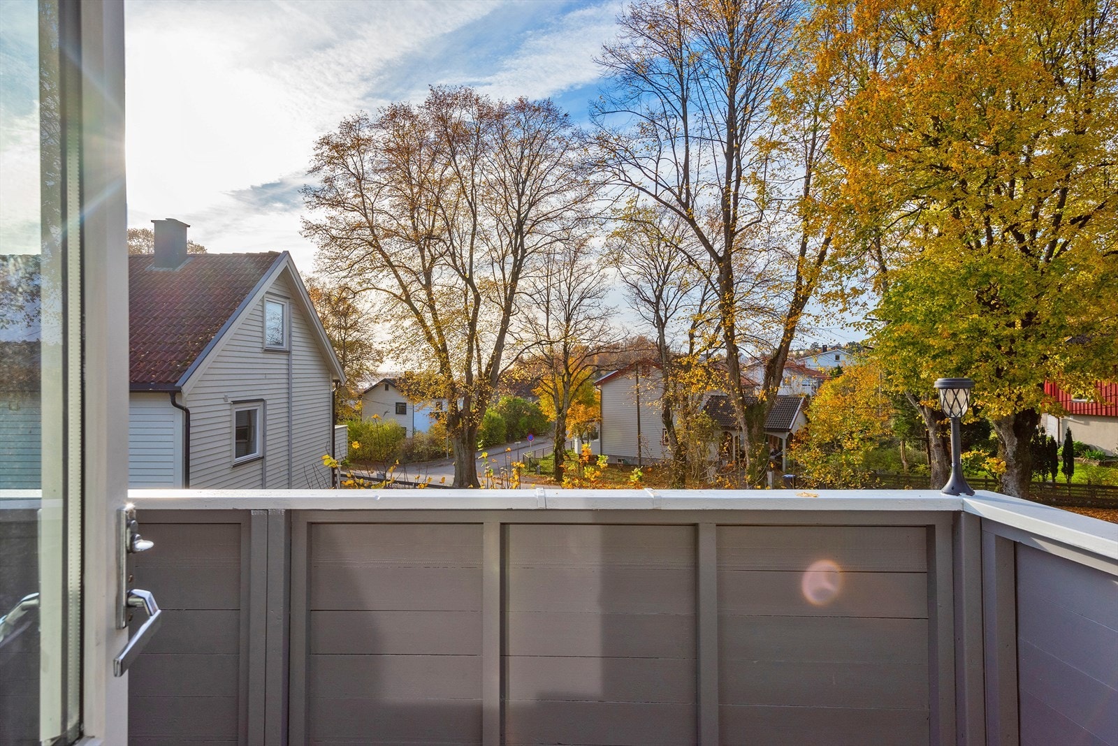 Boligen ligger i et naturskjønt og rolig område med det meste vakre Jeløya har å by på kun en sykkeltur eller en kort kjøretur unna. Galleribilde