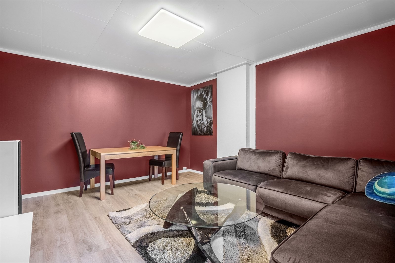 I stuen er det plass til både spisebord og sofaløsning med tilhørende møblement. Galleribilde