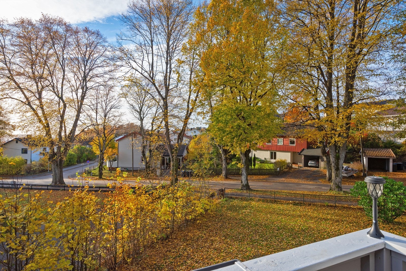 Veranda ligger skjermet i høyden, med hyggelig utsyn mot grøntområder og fellesareal. Galleribilde