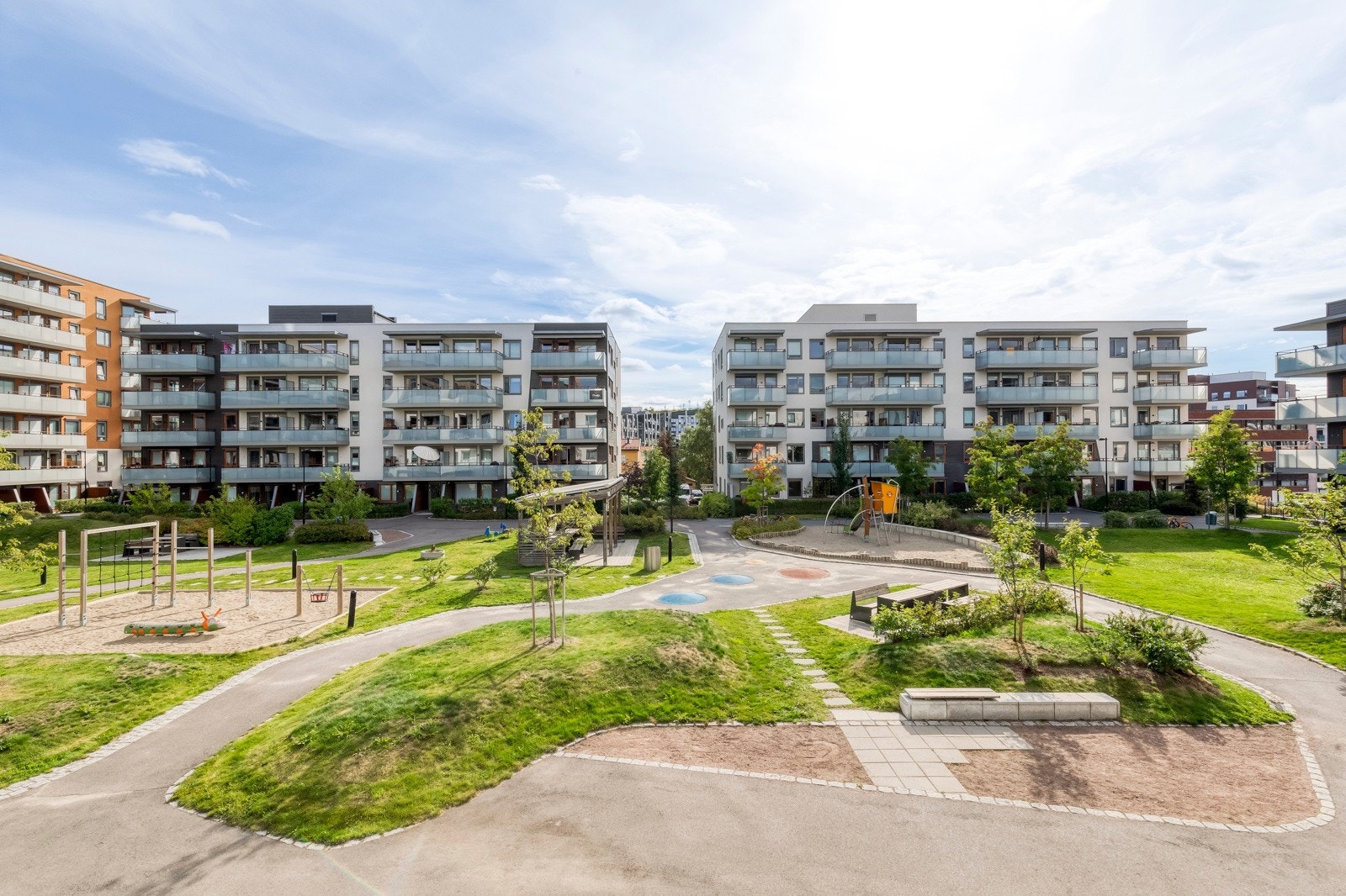 Området er pent opparbeidet med grøntarealer, lekeplasser og sittegrupper Galleribilde