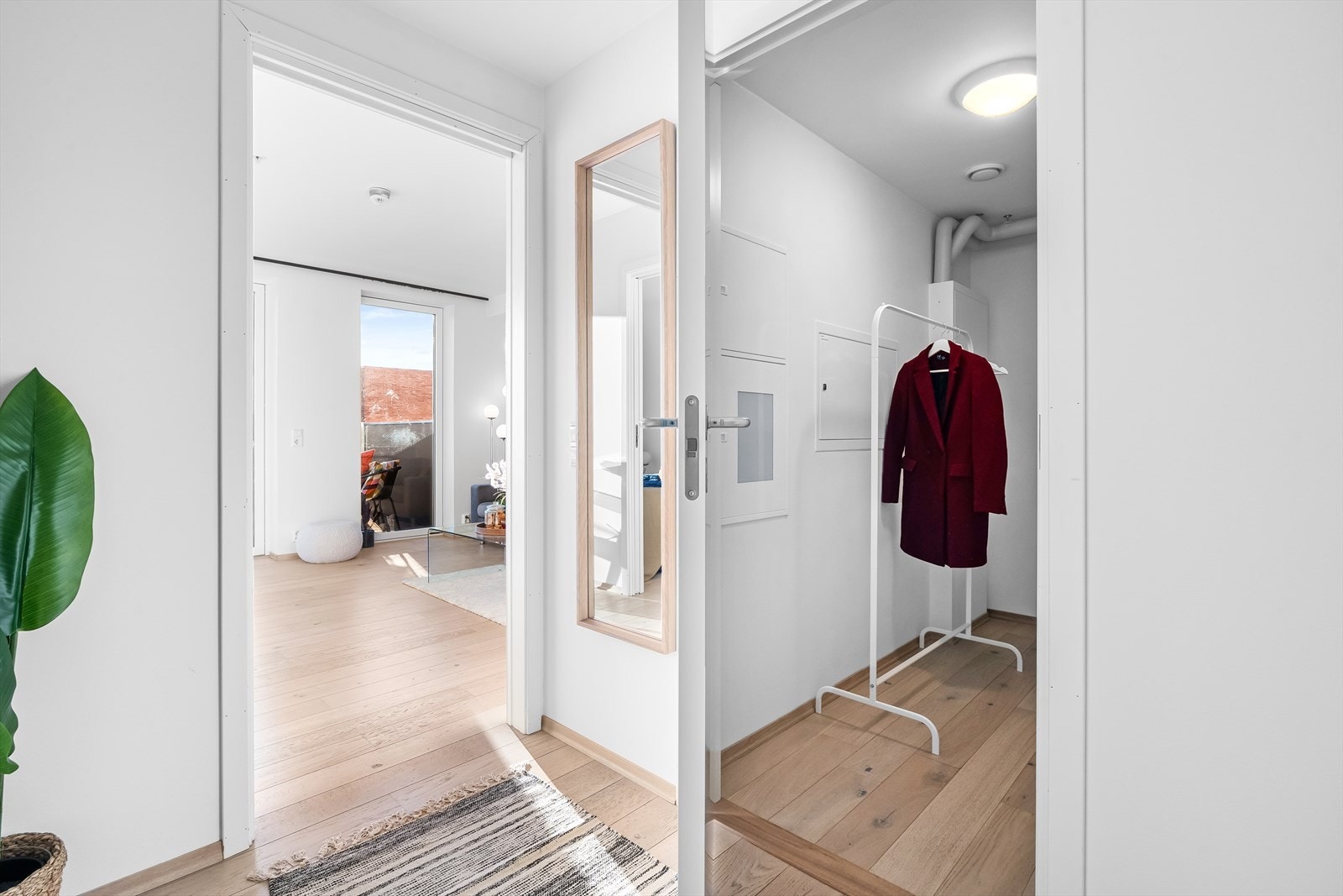 Romslig entré/gang med god plass til å henge fra seg Galleribilde
