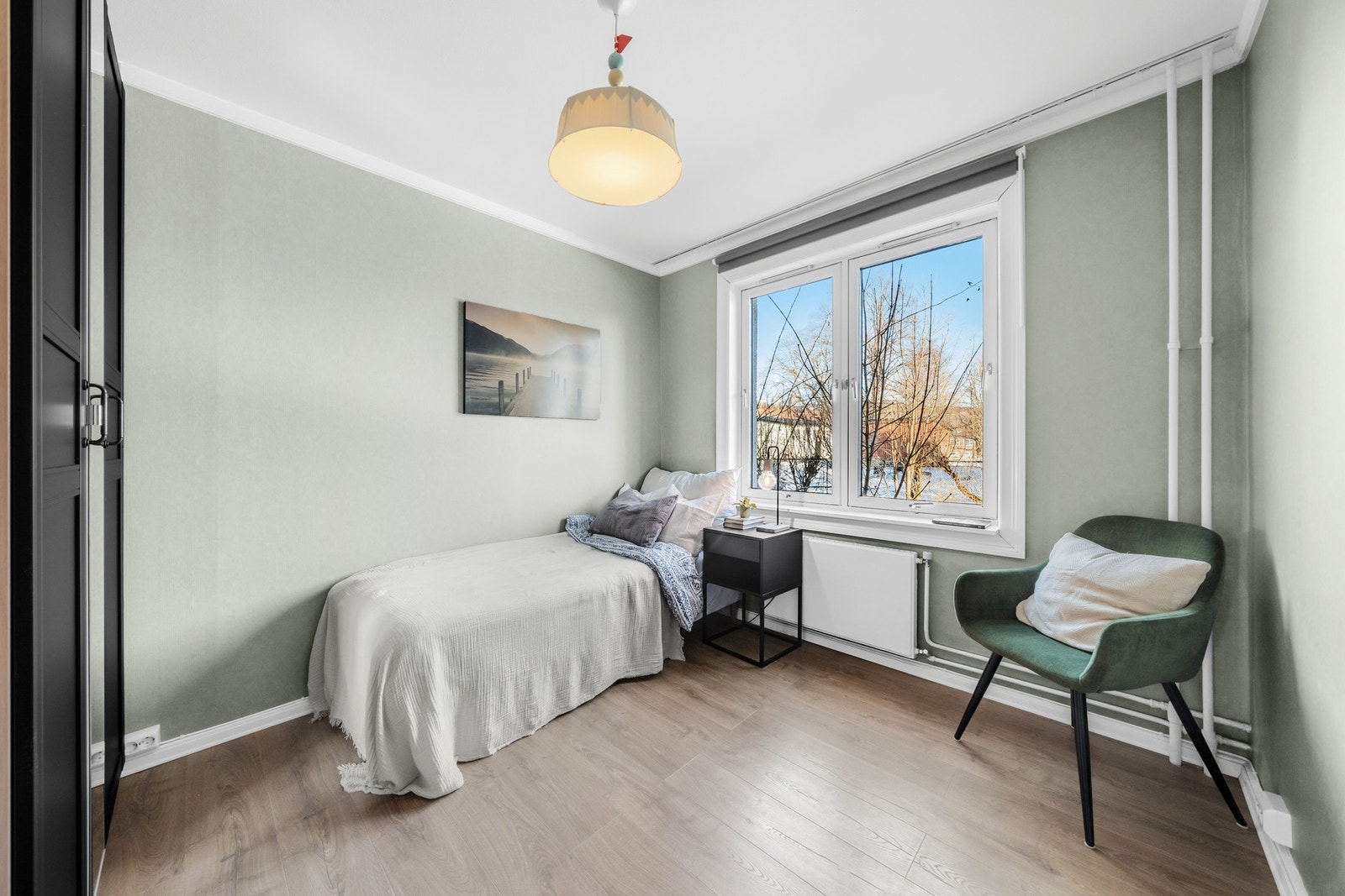 Soverom II - Her er det også god plass til større seng, nattpult og garderobeløsning Galleribilde