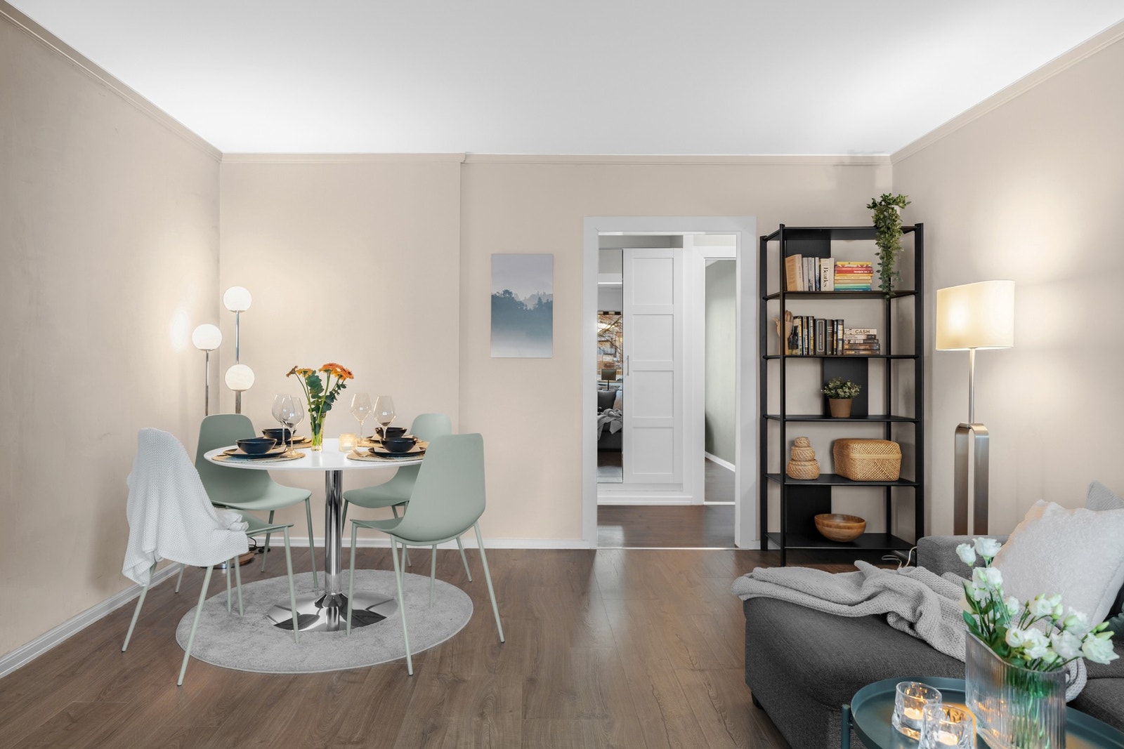 Inviter venner og familie på middag. Dagligvarehandelen kan gjøres like ved på Rema 1000(Årvoll senter) Galleribilde