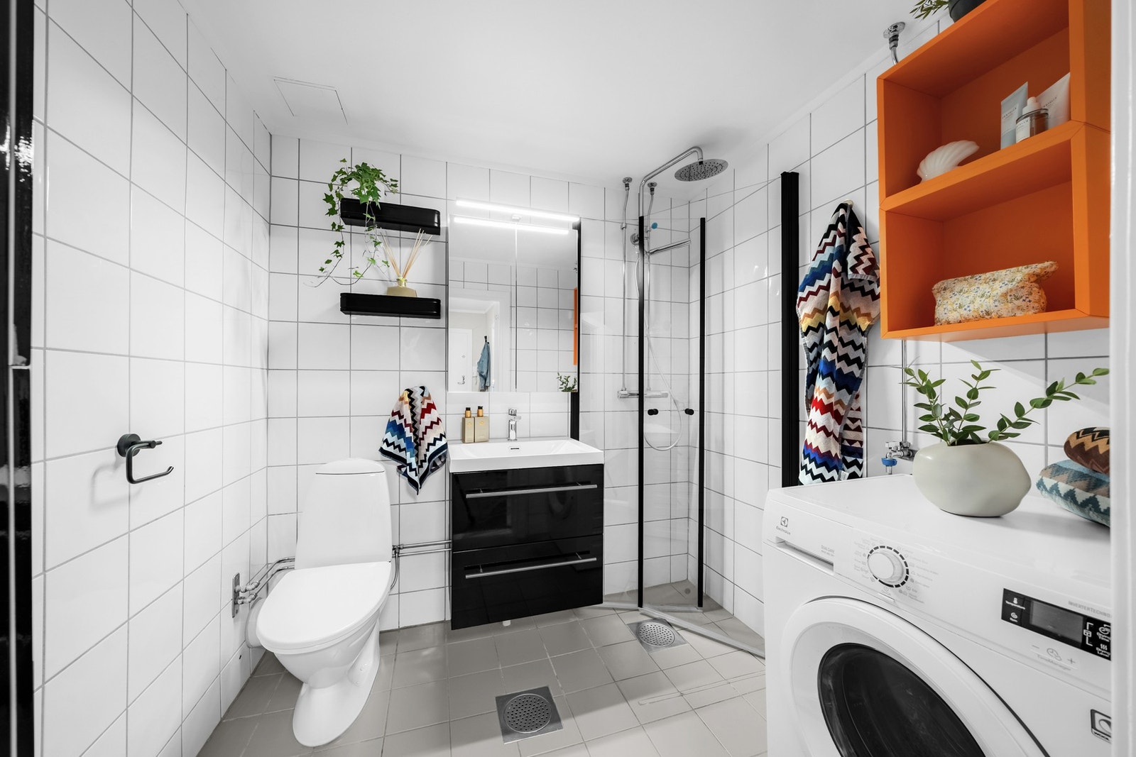 Leiligheten har et pent, flislagt bad med gulvvarme. Badet ble pusset opp i 2004/05 i regi av borettslaget, og fikk ny baderomsinnredning og dusjhjørne i 2021 Galleribilde