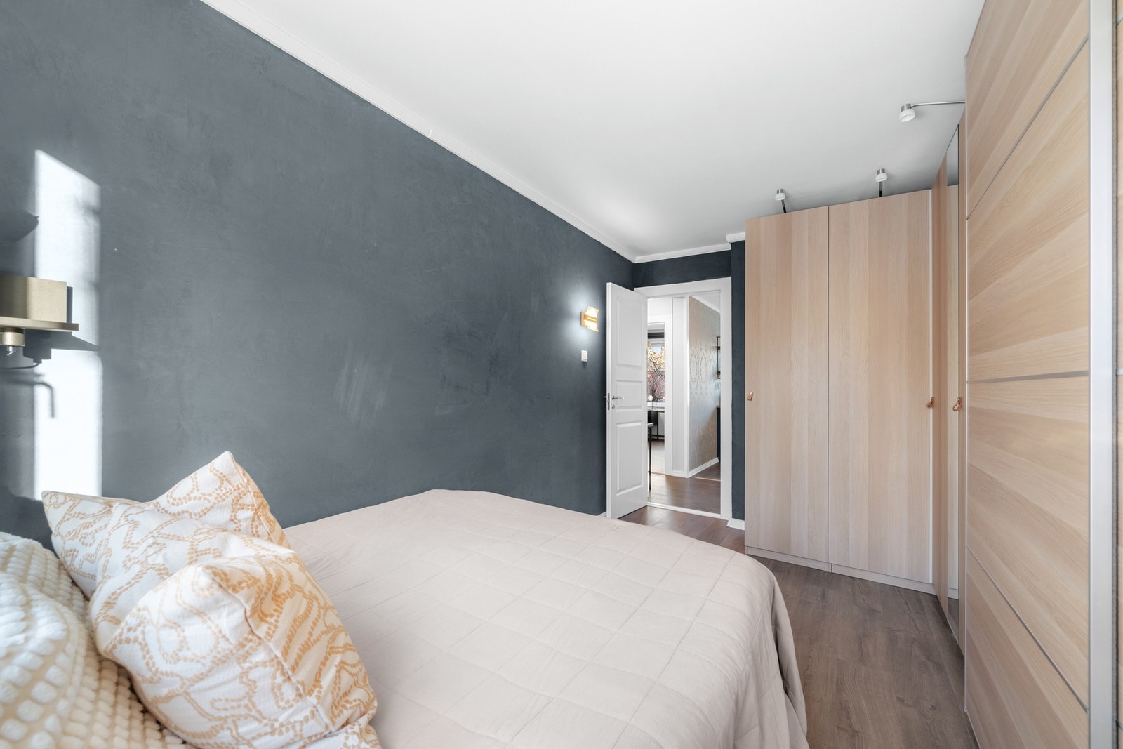 Her inne er det god plass til stor seng og nattbord om ønskelig Galleribilde