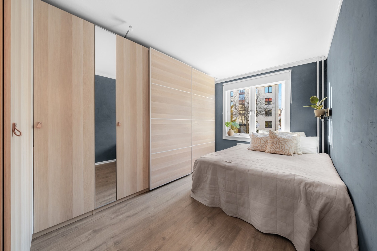 Hovedsoverommet har særdeles god lagringsplass i stor garderobe Galleribilde